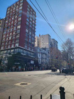 Santa Fe, Arjantin 'de yüksek binalar ve trafik ışıkları olan şehir kavşağı
