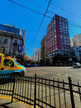 Santa Fe, Arjantin 'de yüksek binalar ve trafik ışıkları olan şehir kavşağı