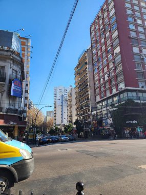 Santa Fe, Arjantin 'de yüksek binalar ve trafik ışıkları olan şehir kavşağı