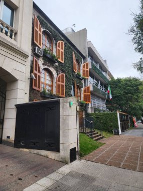 Buenos Aires, Arjantin 'de Yeşil Sarmaşık ile Geleneksel Mimari Bina