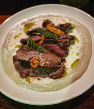 Şili garnitürlü gurme et yemeği