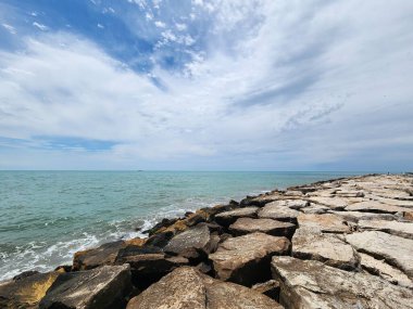 Arjantin 'deki Rocky kıyı şeridi ve canlı Atlantik suları