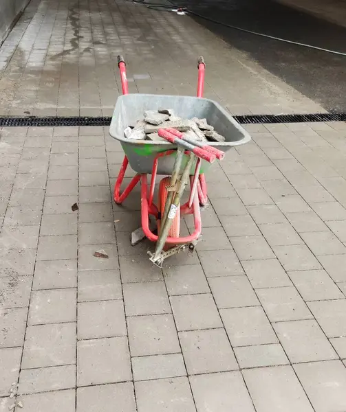 Kırık beton parçalarıyla dolu el arabası.