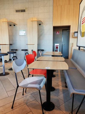 Fast food restoranında modern oturma düzeni