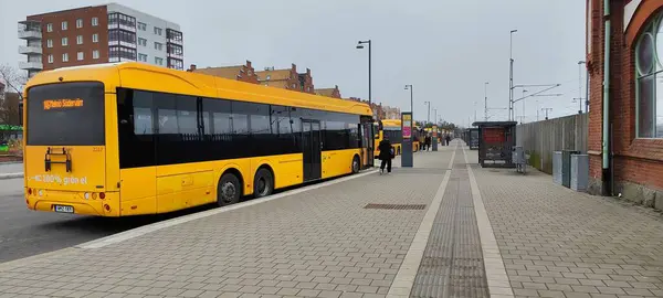 İsveç 'in Trelleborg kentindeki modern elektrik otobüs durağı