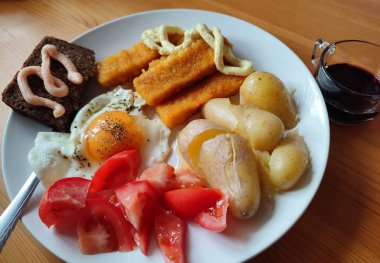 Taze malzemelerle ev yapımı doyurucu bir kahvaltı.