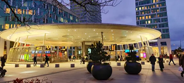 İsveç 'in Malm kentindeki modern şehir tren istasyonu Hyllie