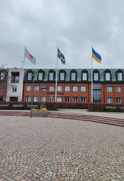İsveç ulusal bayrağı ve Ukrayna ulusal bayrağı sergilenen Svedala belediye binası