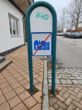 Yaya geçişini yasaklayan sokak tabelası