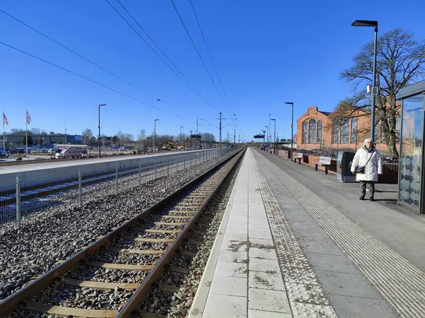 Raylı ve binalı tren istasyonu devriyesi.