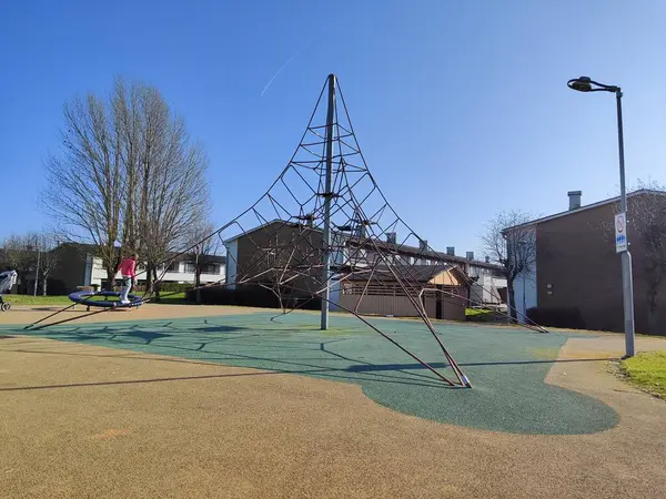 Çocuklar şehir oyun alanı yapısında etkileşim içindeler