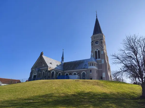 İsveç, Svedala 'da kulesi olan taş kilise.