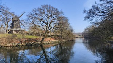 Castle Park 'ın tepesinde (Slottsparken) geleneksel ahşap yel değirmeni