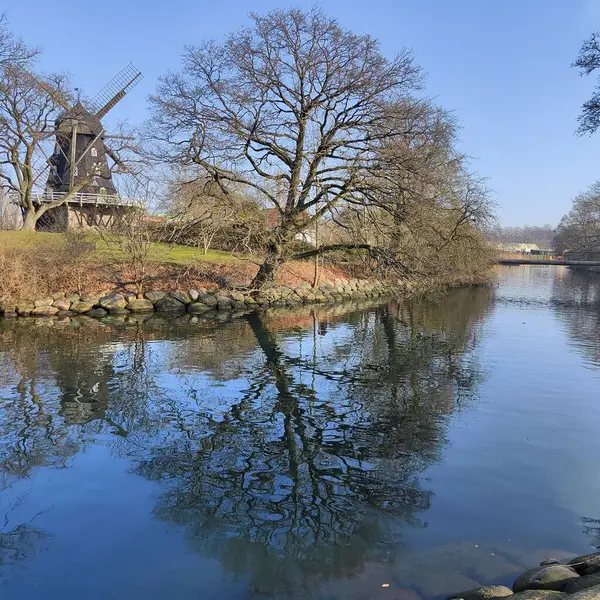 Castle Park 'ın tepesinde (Slottsparken) geleneksel ahşap yel değirmeni