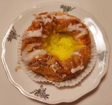 Limon kremalı gevrek Danimarka pastası.