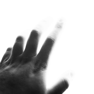 Siyah arkaplanı olan siyah beyaz bir insan eli.