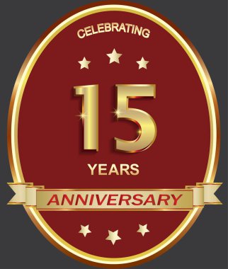 15. yıldönümü kutlaması, tebrik kartı, oval çerçeveli, yıldızlı, kurdeleli, logolu, ikonlu altın jübile numaraları olan şenlik arkaplanı. Vektör illüstrasyonu