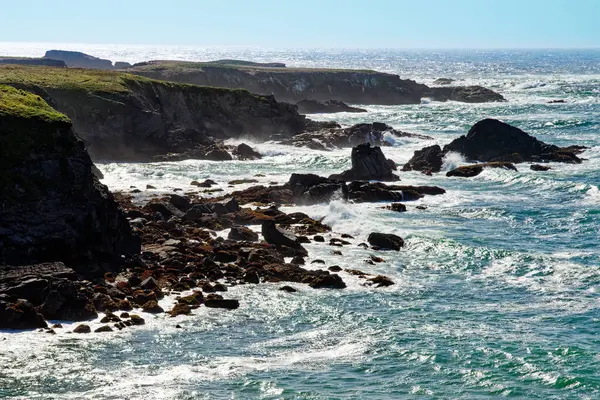 Whitecaps, Mendocino Head 'e çarpıyor, California, ABD. Yüksek kalite fotoğraf