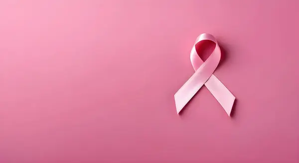 Göğüs kanseri farkındalığı konsepti, pembe arka planda pembe kurdele, fotokopi alanı olan üst manzara. Dünya farkındalık gününe yardım ediyor.