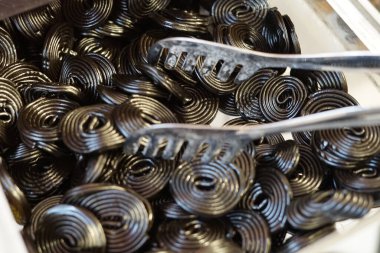 Şekerci dükkanında meyan kökü, siyah şekerleme. Yemek tarifi, Cadılar Bayramı, tatlı konsepti. Üst Manzara. Yüksek kalite fotoğraf