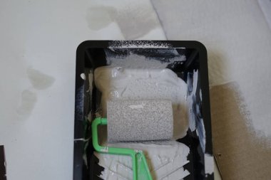 Boyalı plastik kapla boya silindirini kapat. Renklendirme, onarım. Yüksek kalite fotoğraf