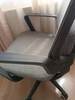 Gri rahat ofis koltuğu, gün ışığında evin içinde. Evden çalış, uzaktan çalış. Yüksek kalite fotoğraf