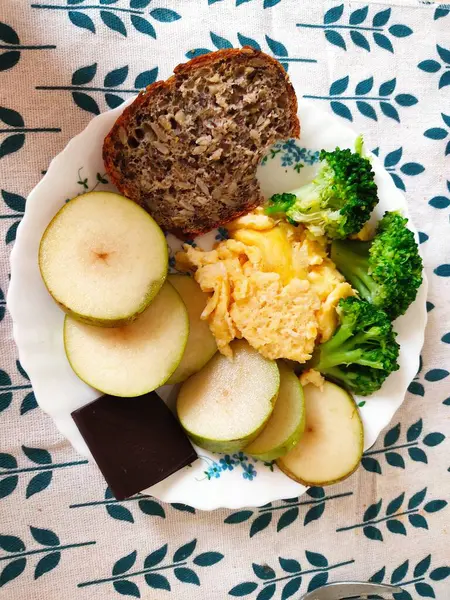 stock image healthy nutritious breakfast aesthetic omelette, wholegrain bread, vegetables, fruits, sugar free. High quality photo. Morning routine