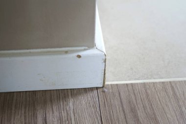 Köşedeki ana güvertede nem nedeniyle hasar görmüş. Yüksek nem oranı ve ıslak bir ev. Yüksek kalite fotoğraf