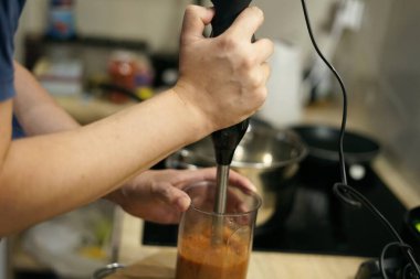 Erkek koca blender domates sosu İtalyan makarnası makarna tarifi akşam yemeği carbonara. Yüksek kalite fotoğraf