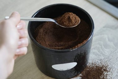 Kadın kaşık kaşık kahve dökülmüş sabah kahvesi sonbaharda rutin kış sıcak içeceklerine başlar. Yüksek kalite fotoğraf