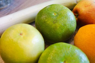 Ahşap zemin üzerinde yeşil greyfurt ve pırasa. Sağlıklı sebzeler. Yüksek kalite fotoğraf