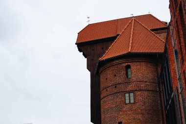 Avrupa 'nın en eski ortaçağ iskele vinci Zuraw ile Polonya' daki Gdansk eski kenti. Yüksek kalite fotoğraf