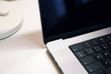 Üzerinde dizüstü bilgisayar ve lamba olan ofis masası. İş yeri, eğitim, teknoloji. Yüksek kalite fotoğraf