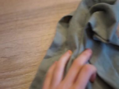 Kadın el temizliği videosu. Çamaşır beziyle dezenfekte masası mutfağını temizliyor. Ekoloji, yeniden kullanılabilir, geri dönüşüm. Yüksek kaliteli HD görüntüler