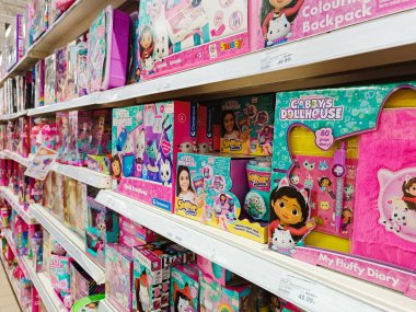 Gdansk, Polonya - 30 Kasım 2024: Gabby oyuncak evi çocukları Noel 'den önce süpermarkette oyuncak rafı. Yüksek kalite fotoğraf