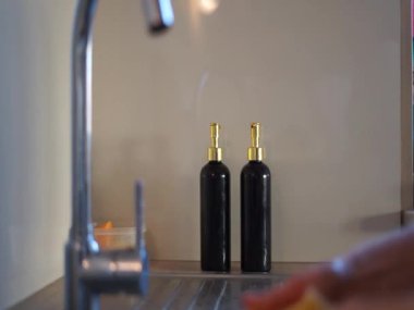 Bulaşık deterjanı ve bulaşık deterjanı ile bulaşık yıkama, lavabo temizleme, ev mutfağı. Yüksek kaliteli HD görüntüler