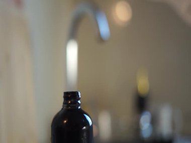 Video kadın eli, siyah sabun dağıtıcısını dolduruyor sıvı eko-dost ekonomi tüketim yıkaması üzerinde. Yüksek kaliteli HD görüntüler