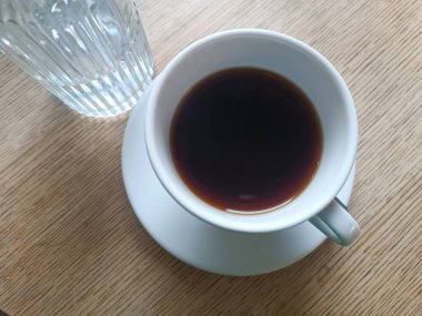 Su şişesi ahşap masalı sade kahve. Sabah kahvaltısı. Yüksek kalite fotoğraf