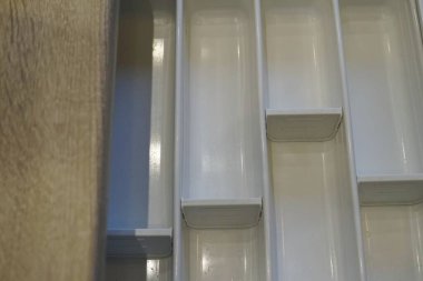 Çekmecesinde çatal bıçak takımı olan beyaz bir kutu. Mutfak aletleri depolama kabı beyaz ahşap masa. Yüksek kalite fotoğraf