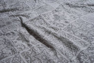 Yatak odasındaki çarşaf örtüsünün kırışıklıkları. Tekstil arka planı. Yumuşak, buruşuk, sabah rutini. Yüksek kalite fotoğraf