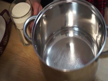 Küçük kız çocuğu, annesinin birlikte un pişirmesine yardım ediyor. Aileye özgün, ev yapımı, sıcak bir ortam sağlıyor. Yüksek kaliteli HD görüntüler