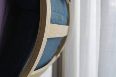 Oturma odasındaki rahat mavi sandalye arka plan rahat rahat yaşam rahatlık tasarım ev içi yastık. Yüksek kalite fotoğraf