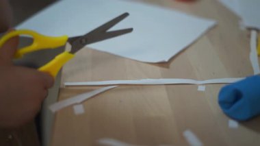 Küçük kız el ele tutuşuyor, sarı makas kesiliyor, balon dağılıyor, çocuklar anaokulunda sanat işi yapıyor. Yüksek kalite 4k görüntü