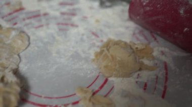 Fırında un serpiştirilmiş masa örtüsü kaşık yüzey bardakları... -... hamur işi ev halkını kirletiyor. Yüksek kalite 4k görüntü
