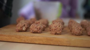 Kadın anne evde kızıyla birlikte İsveç köftesi pişiriyor. Ev yapımı sıcak atmosferden bahsediyor. Otantik bağ sağlıklı. Yüksek kalite 4k görüntü