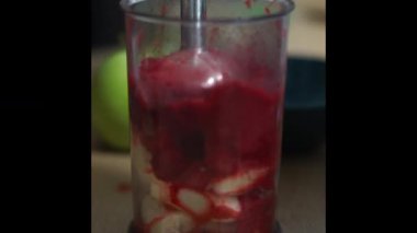 Yazın evde yapılan muzlu çilekli smoothie sağlıklı taze malzemeler blender hazırlar doğal vejetaryen meyve detoksunu karıştırır. Yüksek kalite 4k görüntü