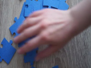Yapboz parçalarını birleştiren kadın eli. Birlikte oyun hazırlamak aile, problem çözmek. Yüksek kaliteli HD görüntüler