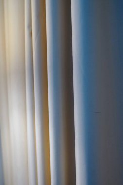 Perdeleri karartmak kumaş kumaş kumaş yatak odasını kırıştırmak iç uykusuzluk problemleri yaşamak. Yüksek kalite fotoğraf