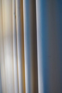 Perdeleri karartmak kumaş kumaş kumaş yatak odasını kırıştırmak iç uykusuzluk problemleri yaşamak. Yüksek kalite fotoğraf