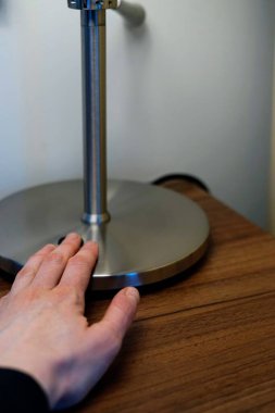 Kadın mesaisini bitirip çalışıyor. İş hayatı dengesi kuruyor. Yorgun. Yüksek kalite fotoğraf